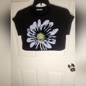 Julie's Closet M Black Flower Print Shortsleeves Cropped Women’s Top T-shirt